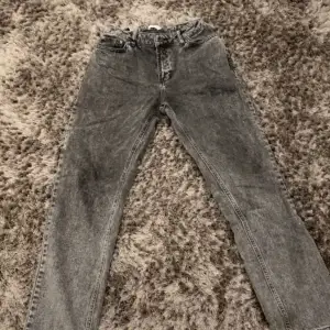 Tjena! Jag säljer ett par mörk gråa jeans från Grunt organic Skick: 9/10 Färg: mörk grå Storlek: 28/30