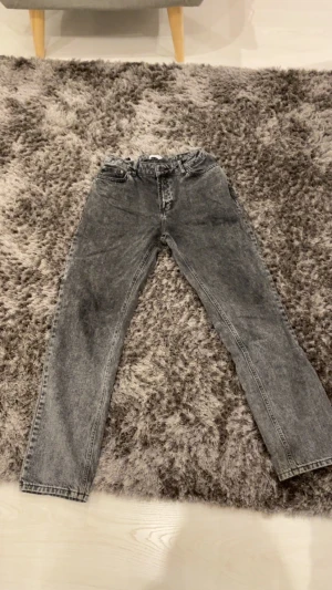 Grunt Organic - Tjena! Jag säljer ett par mörk gråa jeans från Grunt organic Skick: 9/10 Färg: mörk grå Storlek: 28/30
