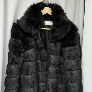 NLY trend päls🖤 - Jätte snygg pälsjacka ifrån Nelly i utmärkt skick🖤 i storlek 34 - liten 36