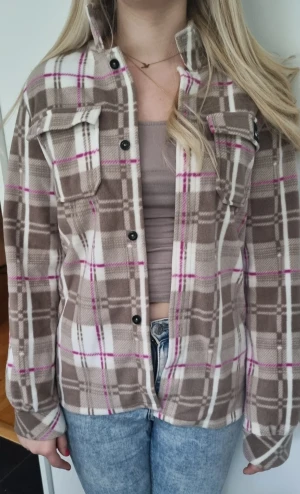 Ny fleece tröja  - Helt ny oanvänd fleece tröja i storlek 158/164 av märket Warp inköpt på Stadium  Skriv gärna om ni ömskar fler bilder 💕