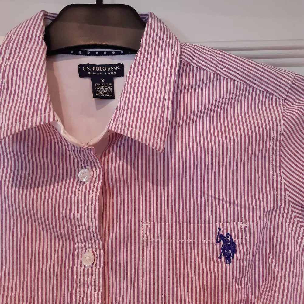 Lila skjorta från Polo Ralph Lauren i storlek S. Sparsamt använd och i mycket fint skick!. Skjortor.