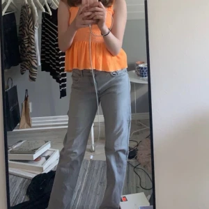 Gråa Zara jeans - Säljer mina jättefina gråa jeans från Zara🌟 De är lite lågmidjade och har slits i slutet att benet🩷 De är i storlek 146. Säljer de eftersom att de inte kommer till användning🩷