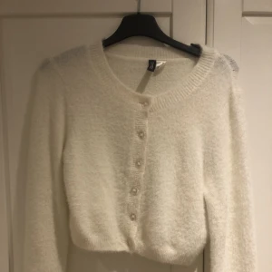 Kofta - Gullig kofta med lite lurvigt och väldigt mjukt material🤩😍