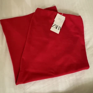 Kjol från zara - Söt röd kjol från zara, aldrig använd med prislapp❣️ ny pris 159kr mitt pris 30kr då bandet är lite repat (inget man ser man viker in bandet)
