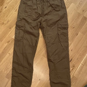 Cargopants - Cargopants från Weekday. Köparen står för frakten!  Fits L/XL