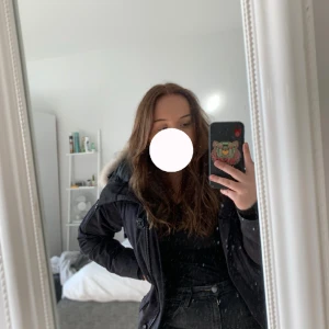 Canada goose - Canada goose montebello parka. Säljes pga att den aldrig används längre!användes cirka 2 vintrar, sen dess har den bara hängt i garderoben hemma. Finns slitage på muddarna men annars hyffsat skick! Ny pris idag 17350kr Köptes 2019 på johnells för 6500kr