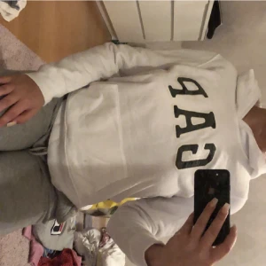 Gap hoodie - Vit gap hoodie strl XS bra skick. 70kr+frakt (andra bilden är lånad)