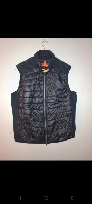 Parajumper zavier - Parajumper väst modell zavier i nyskick, har ett pyttelitet märke längst ner på framsidan som syns på sista bilden, syns inte när man använder den. Storlek XL Nypris runt 3500:-