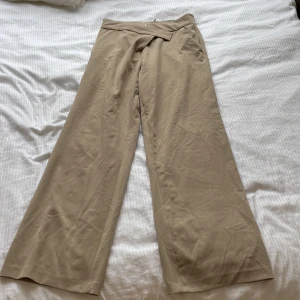 Kostymbyxor  - Kostymbyxor som är insydda i ryggen