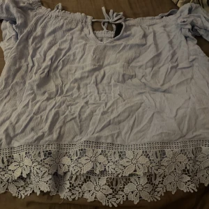 Blus - Säljer min ljusblåa blus. Jätte söt och fin men använder inte 