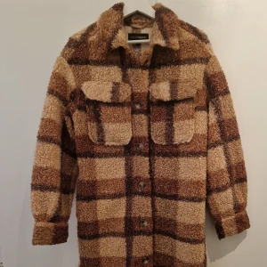 Kappa Teddy - En jättefin teddykappa från Kappahl, storlek XS men oversized så funkar även för storlek S. Sparsamt använd! Kan skicka fler bilder 🌸