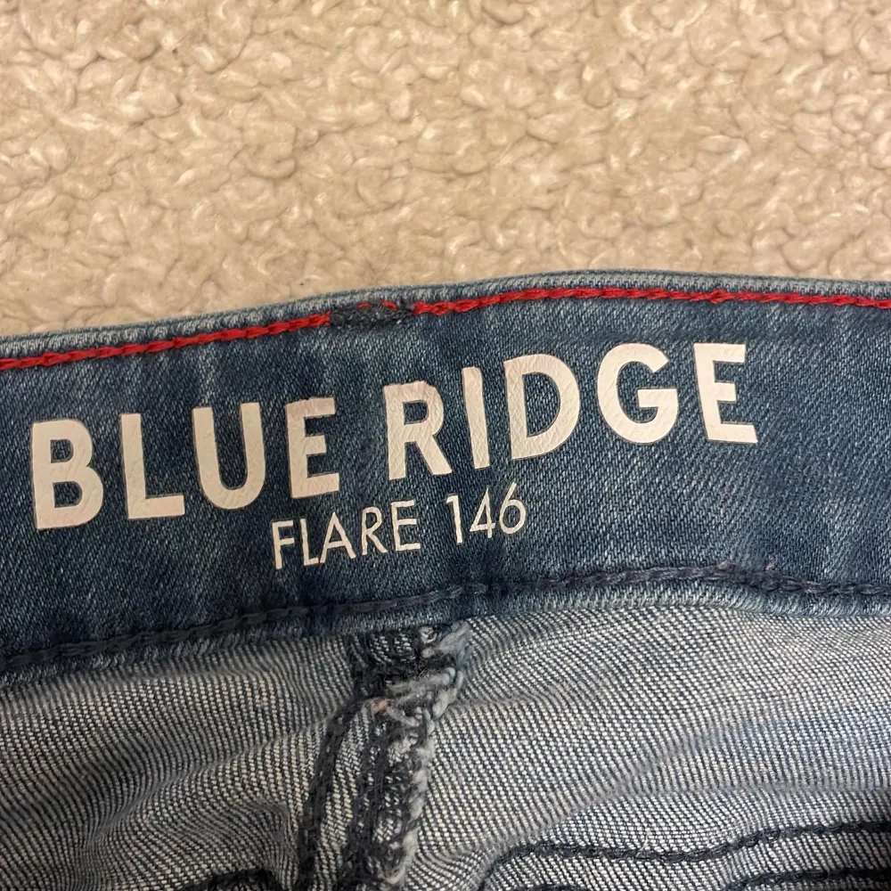Jätte fina bootcut jeans från zalando💗säljer då den har blivit liten❤️. Jeans & Byxor.