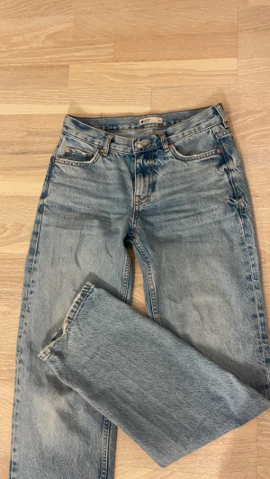 Blå jeans  - Ett par blå midrised jeans som är super snygga och i bra skick. Skulle säga att de är lite stora i storleken då jag normalt sätt är 34 men dessa passar mig. Säljer pågrund av att jag har ett liknande par 