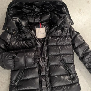 Moncler dunjacka - Moncler dunjacka, 12 år, färg: svart. Endast avnämd en vinter. Mycket gott skicka.