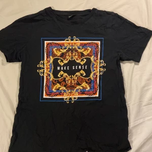 Tröja med tryck - En svart t-shirt från Gina tricot med coolt tryck! 