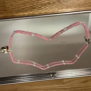 Handgjorda halsband i olika färger, 45kr per st