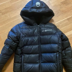 Sail raicing Jacka - Säljer min sail raicing jacka då den inte kommer till använding, as snygg passar till både tjejer och killar. Den passar både XS o S, orginalpris: 4000kr. skriv för fler bilder eller om ni har några frågor💞kan tänka mig gå ner lite i pris vid snabbköp!💓