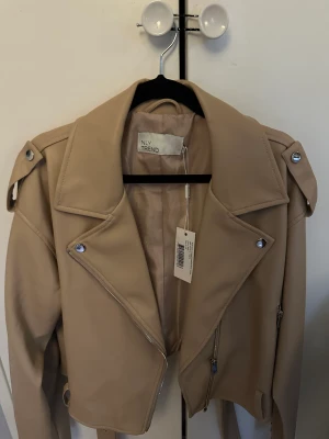 Oanvänd skinnjacka  - En helt ny skinnjacka som aldrig använts. Prislappen sitter kvar. 150kr, billigare vid snabb affär:)