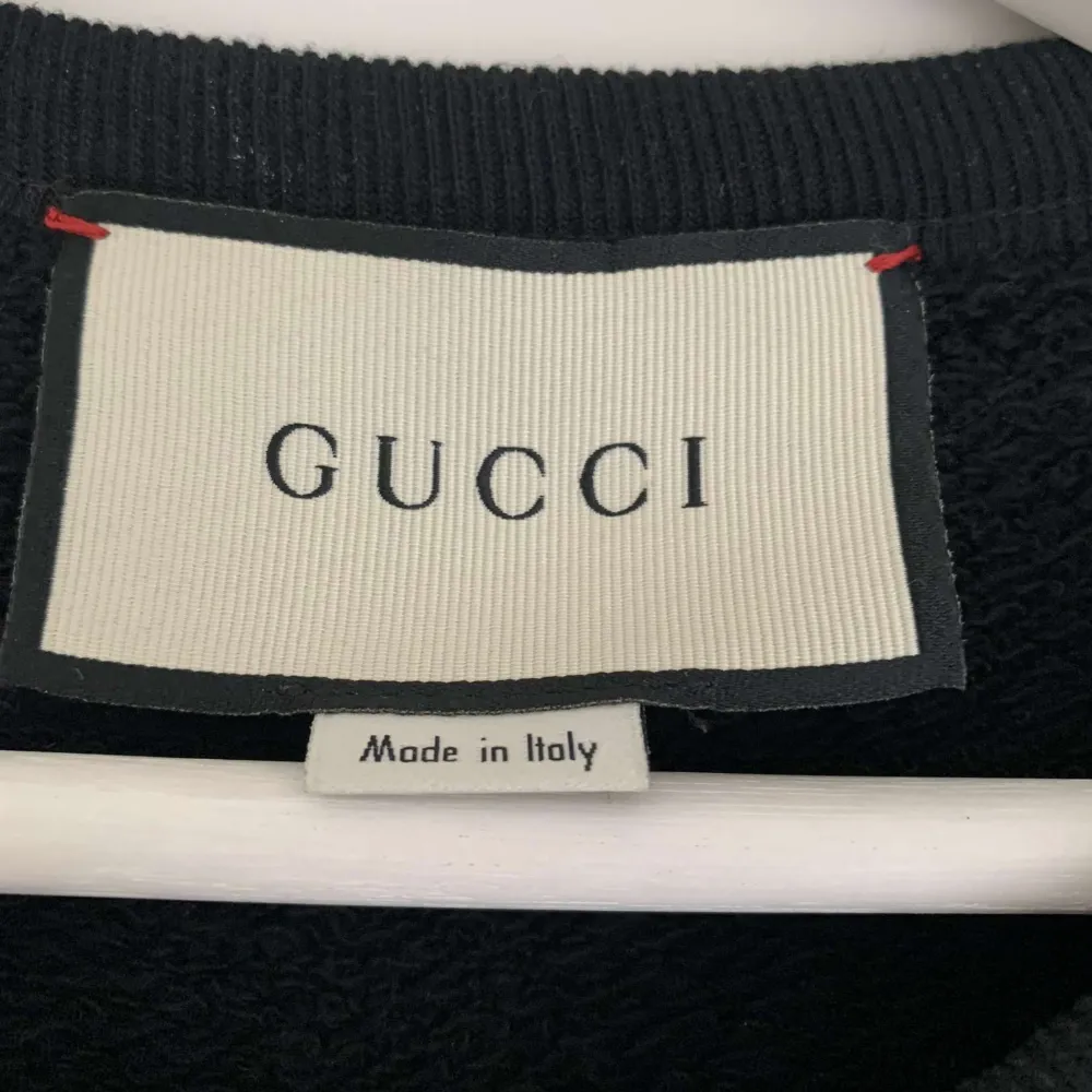 Cool sweatshirt/tjocktröja från Gucci, aldrig använd, äkthetsbevis ingår. Storlek XS men stor i storleken. Skriv för mer information och bilder! :). Hoodies.