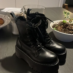 Platåskor  - Platåskor, änvänd fåtal gånger då de e förstora. Väldigt fint skick💖