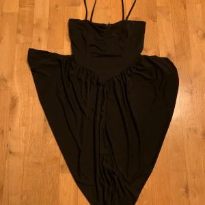 Svart klänning  - Svart klänning från Monki som är längre i mitten. Aldrig använd så är som ny. Skriv privat för fler bilder. 