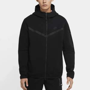 Svart Nike Tech Fleece som passar både killar och tjejer!! Storlek S men passad även M!! Nypris 1100kr men säljer för 600kr💘 Använd fåtal gånger men i fint skick!!