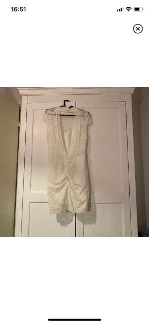 Spetsklänning - Spetsklänning med öppen rygg. Galet snygg på!! Använd under cirka 1-2 timme en kväll. Perfekt skick! Kan skicka fler bilder om det önskas.