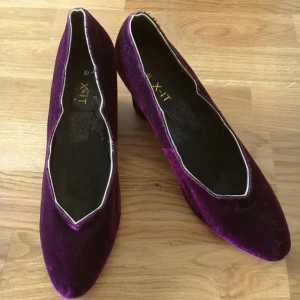 Kilklackar  - Snygga skor med kilklack i mörklila sammet 