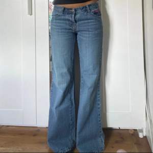 lågmidjade jeans köpta på vinted (lånade bilder från annonsen) 💗 Säljer då de var lite för små för mig som vanligtvis har 38/M i jeans.