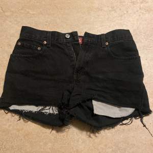 Supersöta levis jeansshorts som hade funkat perfekt på stranden eller bara på en varm dag. Köpta second hand och hade nog passat xs-s 