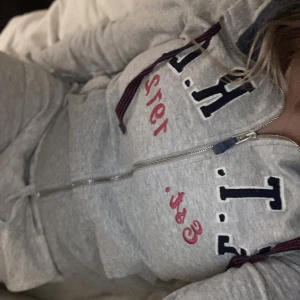 Zip hoodie - Fint skick. Säljer då jag tycker den är för liten, då jag gillar mer oversized hoodies. Har slittar på sidan, ca 5cm. 