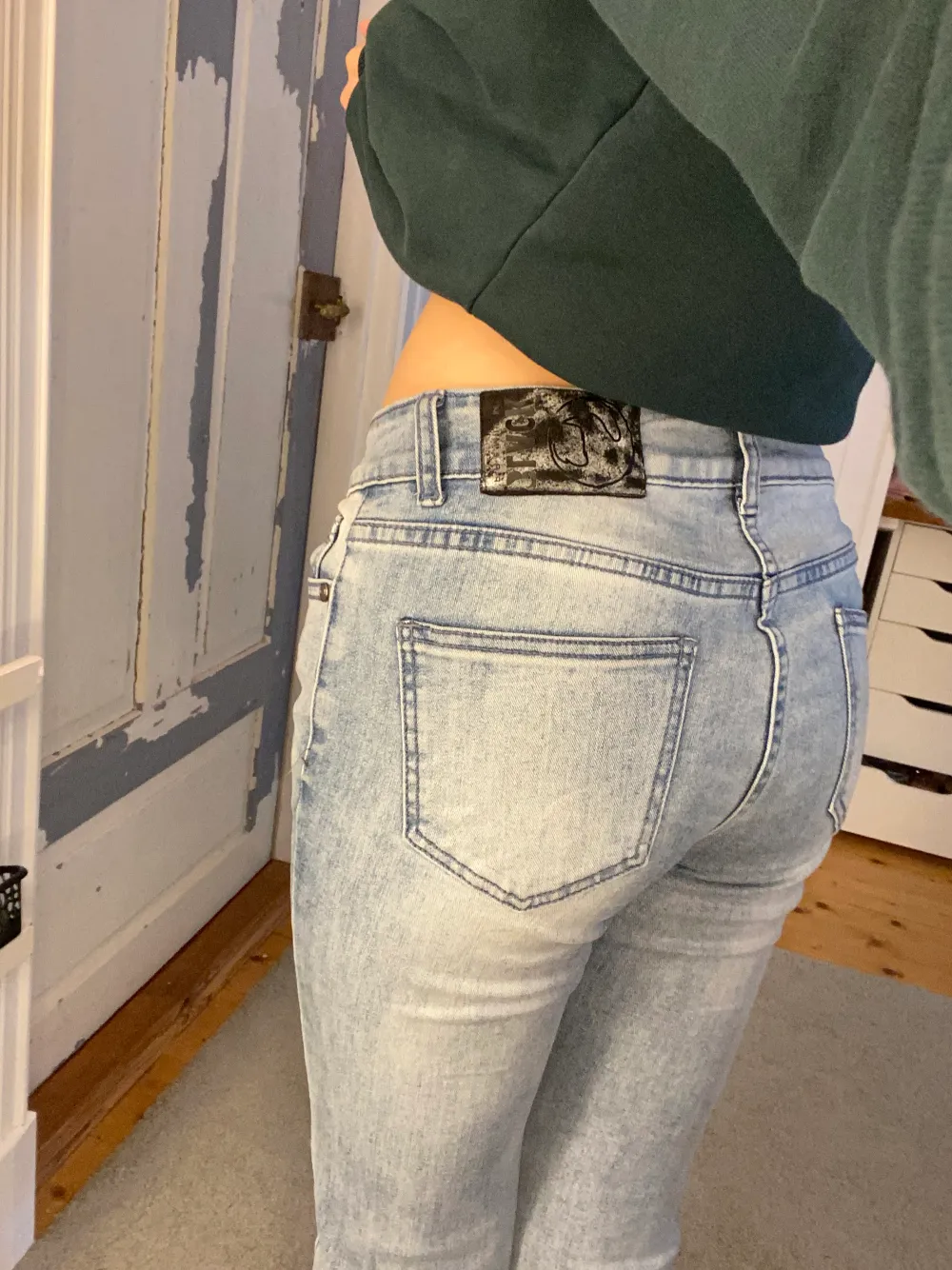 Low waist jeans som är en arning för långa för mig som är 158. Super snygga och skön passform. Använd fåtal gånger. Storlek 27/30. Men passar även mindre, skulle säga passar XS/S möjligtvis M. De är stretchiga. Pris kan förhandlas. Jeans & Byxor.
