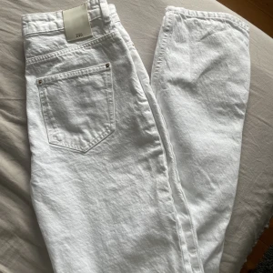 Jeans - Jeans från zara med prislappen kvar