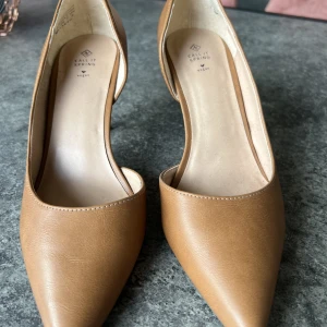 Pumps  - Bruna pumps, använda fåtal gånger. 