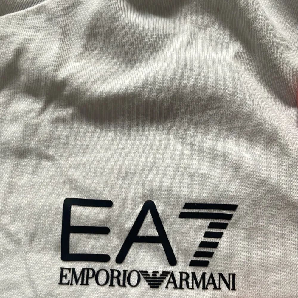 En fin vit Emporio Armani T-shirt. Köpt från JD sports. Skick= 7/10. Storleken är XS.  Säljer för 150. . T-shirts.