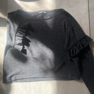 Zara topp - Jätte gullig tröja från Zara med volanger på ärmarna!💕   Kolla mina likade bilder för info om policy och frakt!
