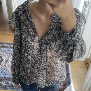 Söt blus! - Söt mönstrad blus ifrån Mango, storlek xs! Använd typ 1 gång 💕 Däljer för 150kr plus frakt!! 