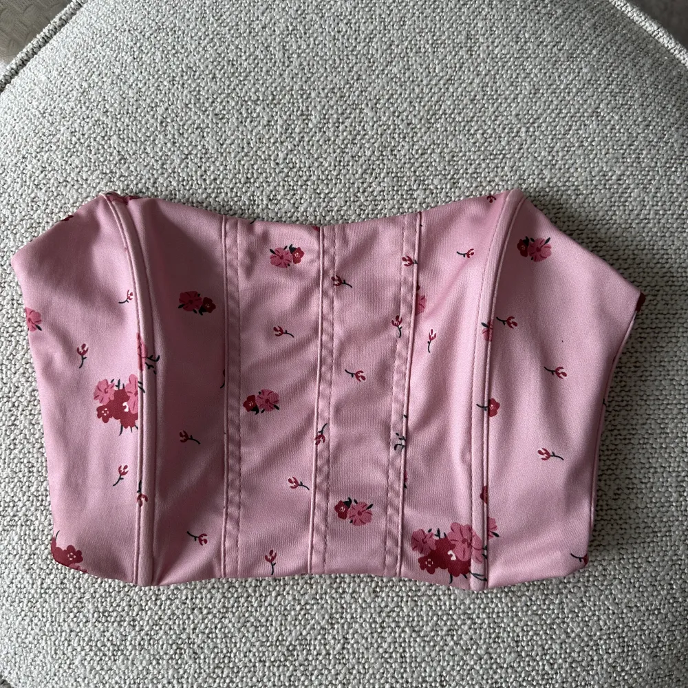 Rosa blommig croptop / bandeautop topp / axelbandslös linne / korsett liknande  Storlek XS , passar mig som har 70B 💕 Skickas spårbart med Instabox eller PostNord 🌸 använd ”köp nu” knappen om du vill köpa💕. Toppar.