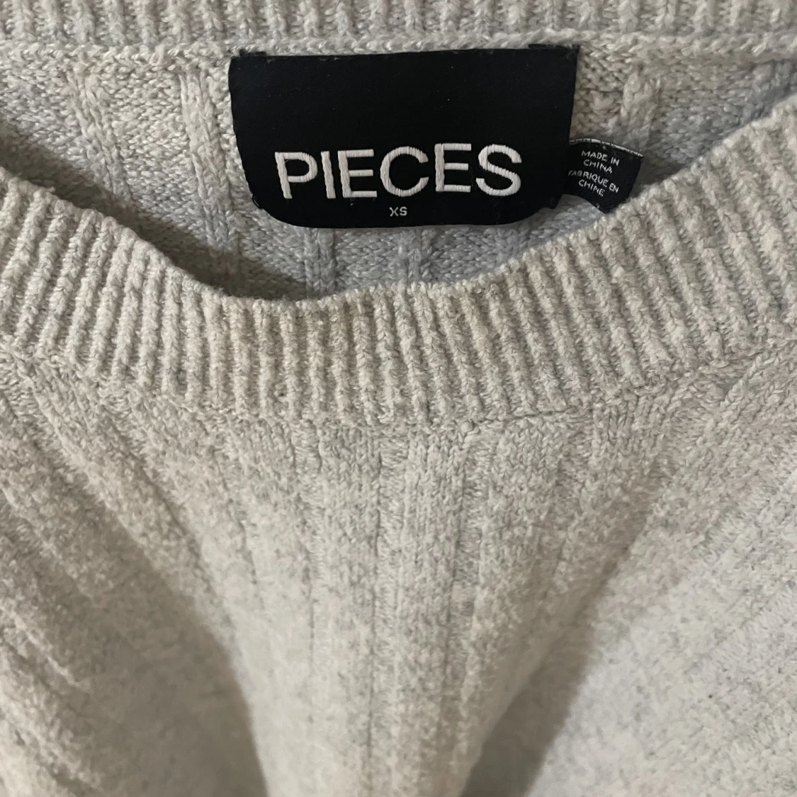 Grå stickad tröja - 90