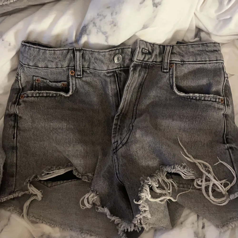 Gråa jeansshorts från zara säljer pga att jag aldrig får användning för dom!! Köp gärna direkt❤️. Shorts.