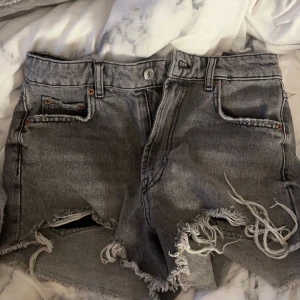 Zara jeansshorts - Gråa jeansshorts från zara säljer pga att jag aldrig får användning för dom!! Köp gärna direkt❤️