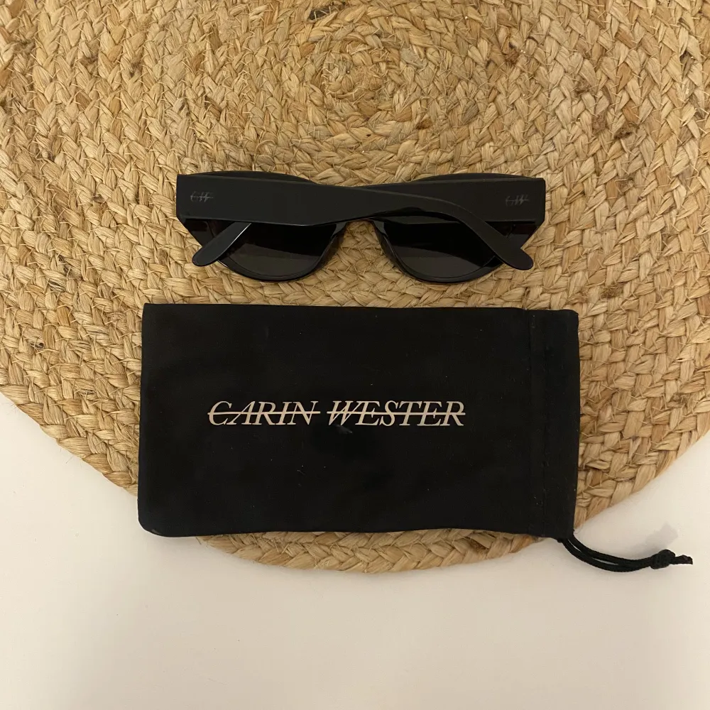 Säljer mina fina solglasögon från Carin Wester i modellen Catz. Solglasögonen är i bra skick och endast använda ett fåtal gånger. Medföljande box och dustbag ingår i köpet. . Accessoarer.
