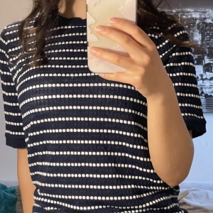 Marinblå T-shirt - Marinblå T-shirt med randigt vitt mönster från P&Co. Den är storlek L, men jag är själv XS/S och tror den skulle passa folk bäst i storlek S/M beroende på hur man vill att den ska sitta. Omgjort till svenska kr kostade den ca 300-350 kr.💙💕
