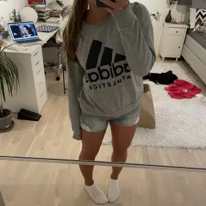 Så snygg Adidas sweatshirt!! Storlek S🖤
