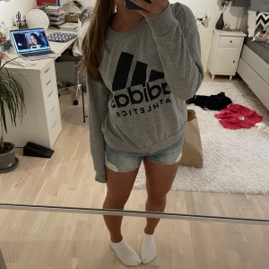 Adidas sweatshirt - Så snygg Adidas sweatshirt!! Storlek S🖤