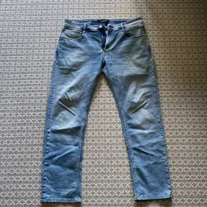 Riktigt feta jeans från replay i modellen ”Rocco” i väldigt bra skick förutom att lappen inne i byxorna har lossnat || nypris 1200 || UPPSYDDA!! || vid frågor kontakta mig via DM