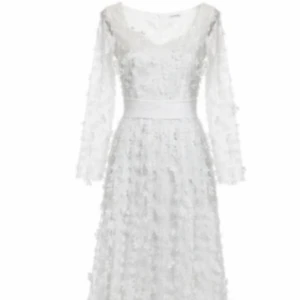 Ida Sjöstedt Brudklänning  - Söt brudklänning m 3D blommor påsytt. Måste läggas upp 2 cm om man vill slippa lite gräsfläckar på innefoder som inte gick bort. Syns inte på utsidan. Passar 168-172 cm lång person m klackar.  Nypris 9500kr  