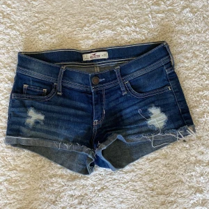 Lågmidjade shorts från Hollister - Lågmidjade jeansshorts från Hollister Storlek W25 Knappt använda så i fint skick!