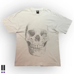 stussy skull tee - skitfet stussy t-shirt me fett opium döskalletryck💜pit to pit, 53cm💜längd, 64cm💜
