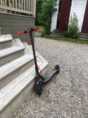 El scooter  - Jag säljer min el scooter för att jag ska köpa en annan bakskärmen är sönder men den kan man köpa ny för bara runt 200 kr Max hastighet 25 kilometer i timmen köpte den av en kompis för ungifär 1 månad sen jag möts bara upp!!!